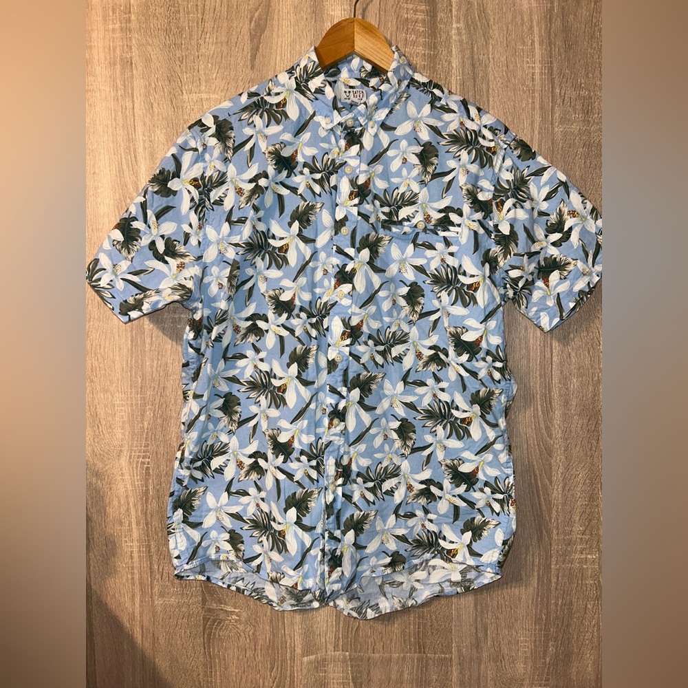 Catch Surf Floral Button Down Short Sleeve Shirt Size Large.Vacation Beach